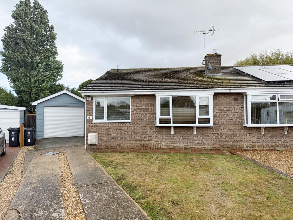 Lot: 134 - SEMI-DETACHED BUNGALOW FOR IMPROVEMENT - Front view of the semi-detached bungalow in Brightlingsea